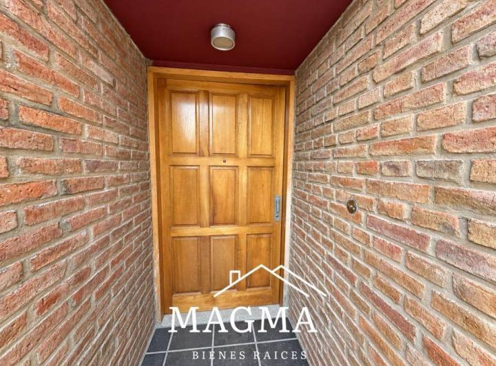 Casa · 234m² · 8 Ambientes · 3 Cocheras