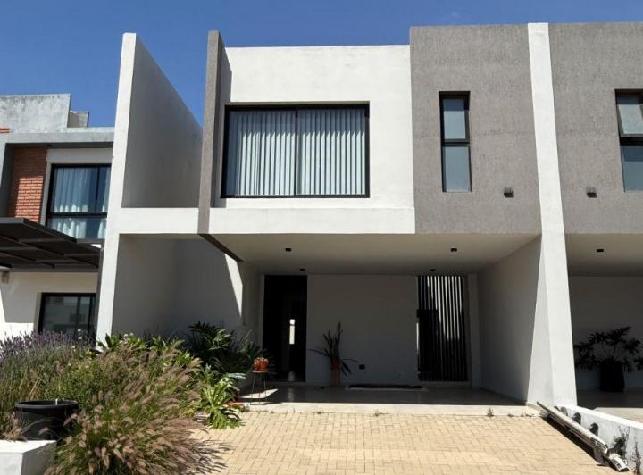 Casa · 235m² · 4 Ambientes · 2 Cocheras