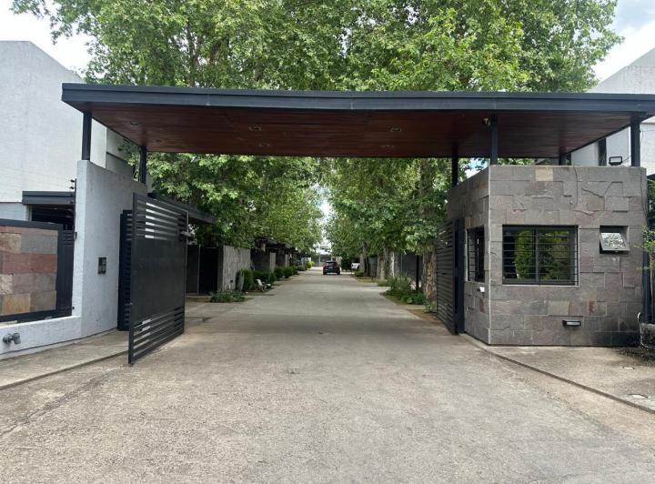 Casa · 180m² · 7 Ambientes · 3 Cocheras