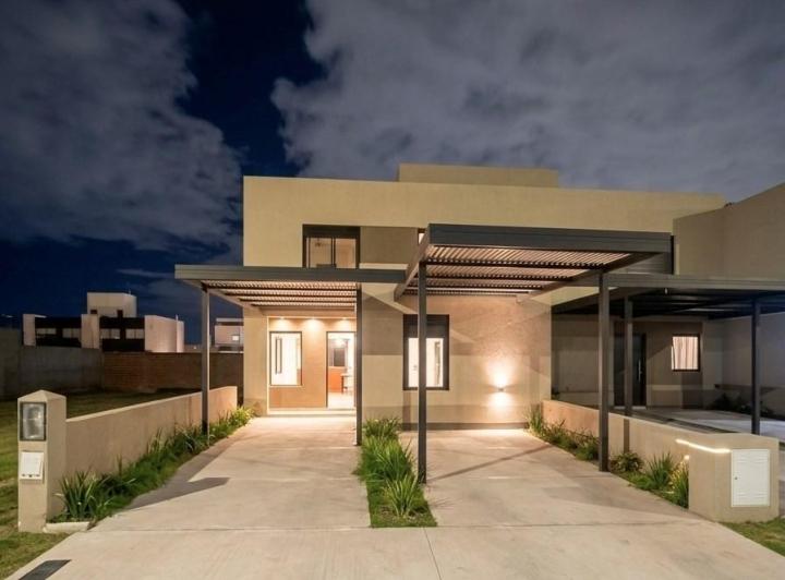 Casa · 165m² · 6 Ambientes · 2 Cocheras