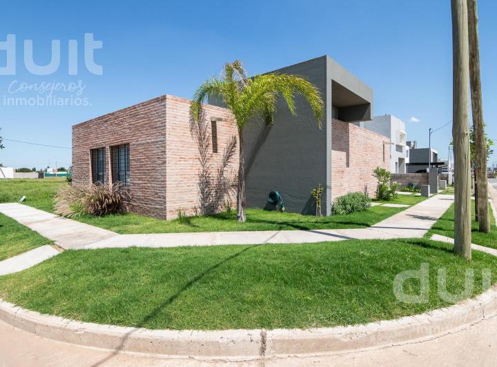Casa · 150m² · 5 Ambientes · 2 Cocheras