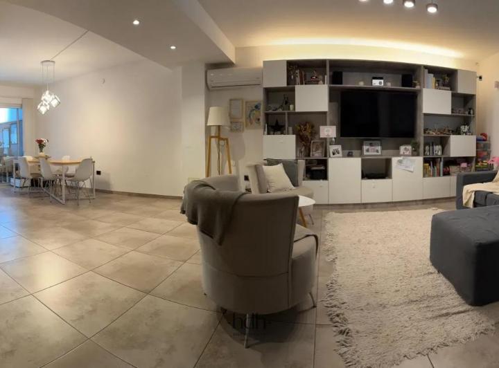 Casa · 180m² · 3 Dormitorios · 2 Cocheras