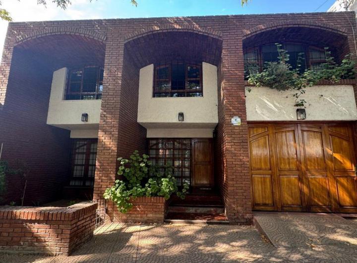 Casa · 200m² · 8 Ambientes · 2 Cocheras
