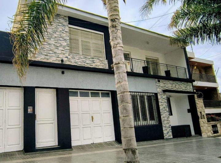 Casa · 249m² · 8 Ambientes · 1 Cochera