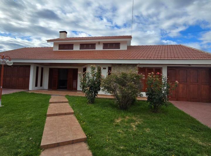 Casa · 420m² · 6 Ambientes · 4 Cocheras