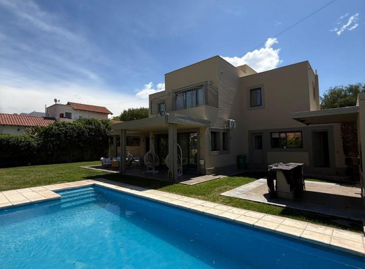 Casa · 290m² · 7 Ambientes · 2 Cocheras