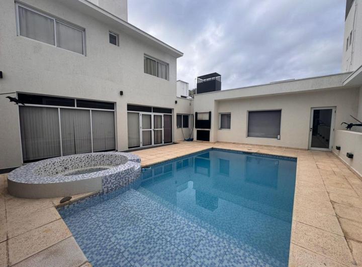 Casa · 250m² · 5 Ambientes · 3 Cocheras