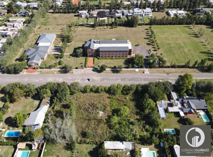 Terreno · 2021m²