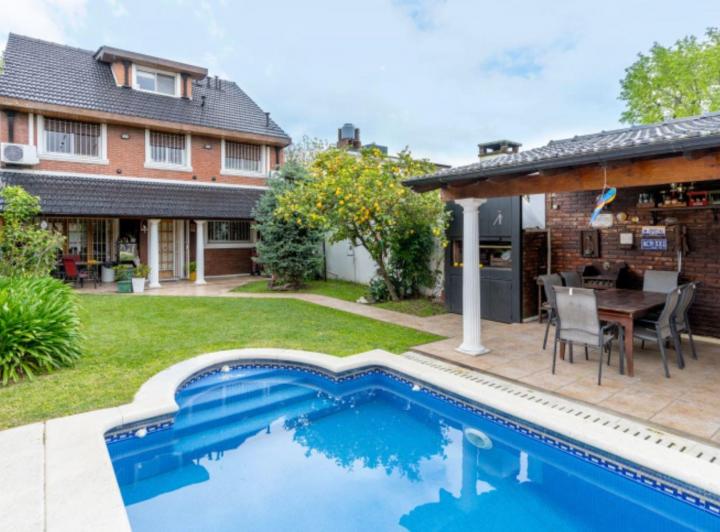 Casa · 234m² · 6 Ambientes · 2 Cocheras