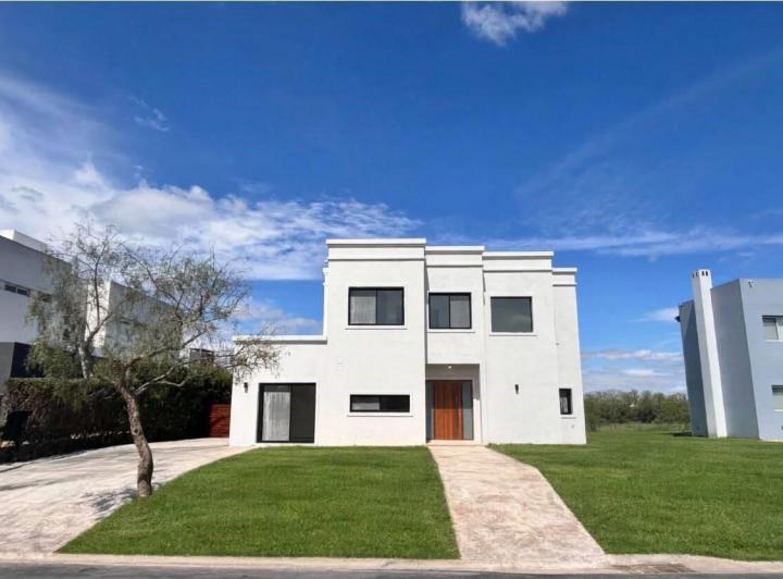Casa · 173m² · 5 Ambientes · 3 Cocheras