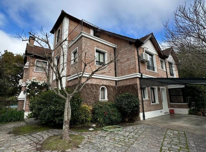 Casa · 340m² · 6 Ambientes · 3 Cocheras