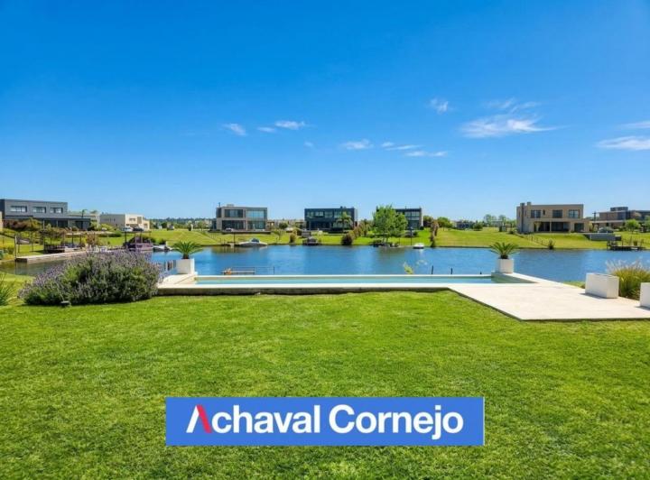 Casa · 901m² · 5 Ambientes · 4 Cocheras