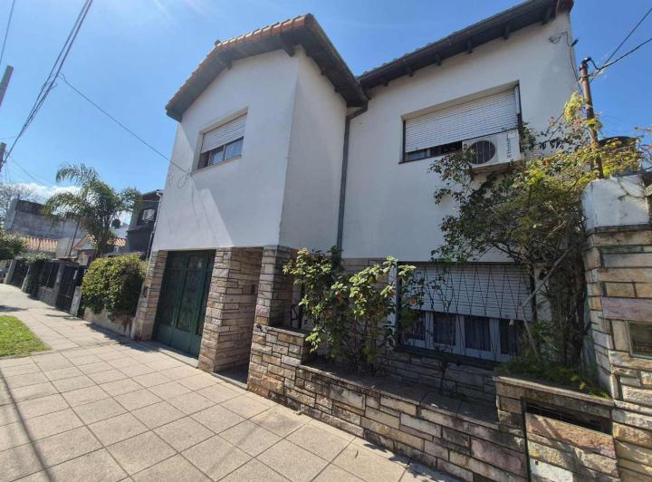 Casa · 218m² · 6 Ambientes · 1 Cochera