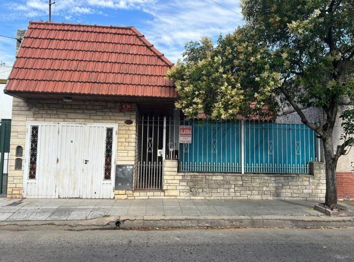 Casa · 90m² · 5 Ambientes · 1 Cochera