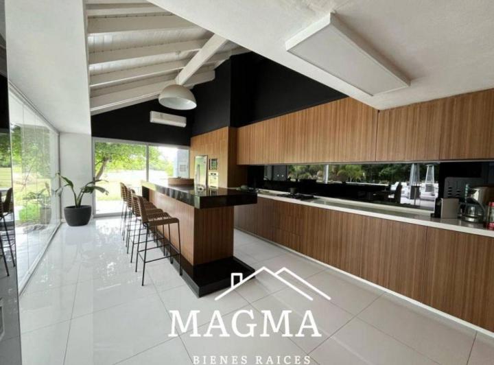 Casa · 900m² · 14 Ambientes · 3 Cocheras