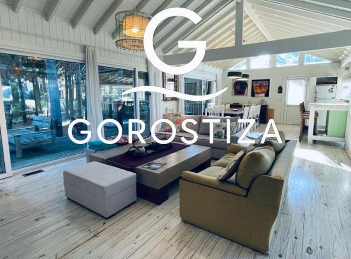 Casa · 200m² · 5 Ambientes