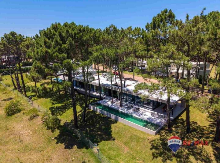 Casa · 264m² · 6 Ambientes · 2 Cocheras