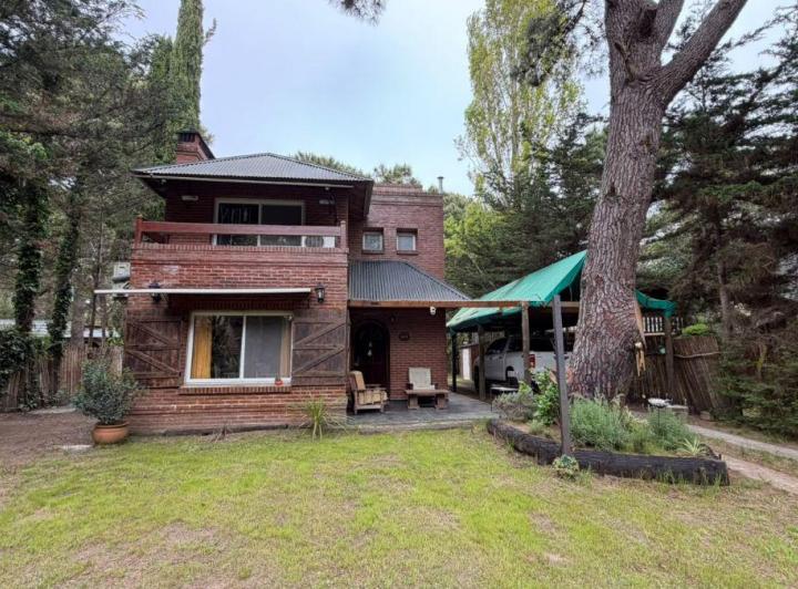 Casa · 200m² · 6 Ambientes · 2 Cocheras