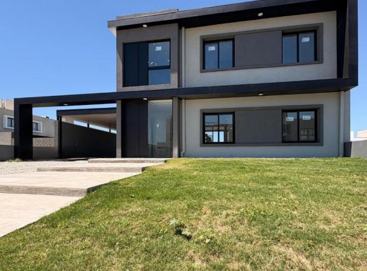 Casa · 154m² · 4 Ambientes · 2 Cocheras