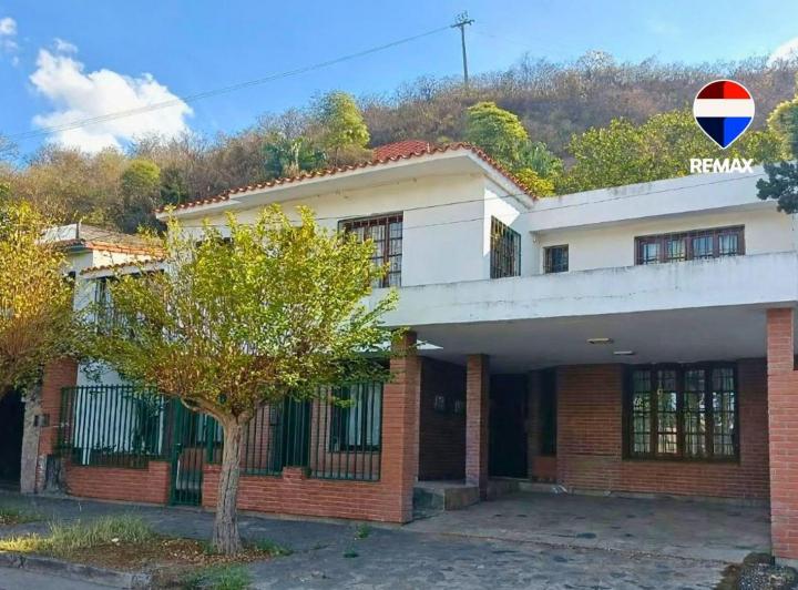 Casa · 435m² · 8 Ambientes · 1 Cochera