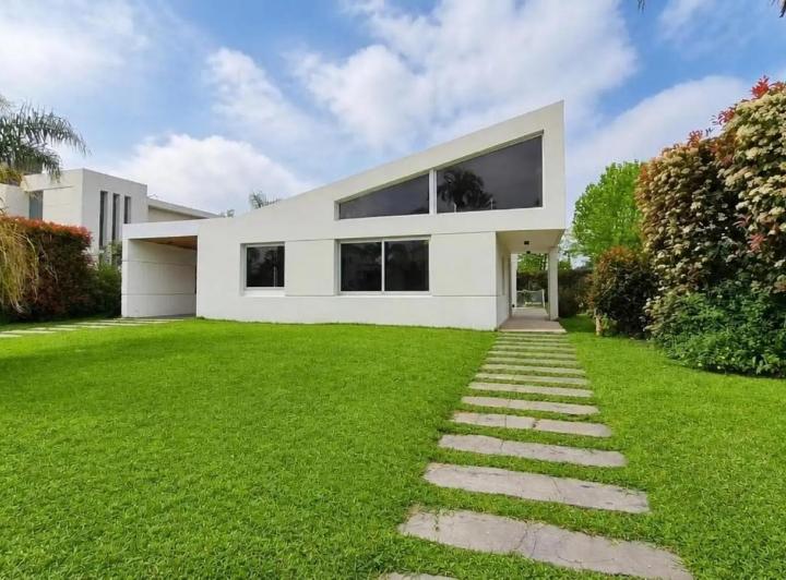 Casa · 220m² · 4 Ambientes · 1 Cochera