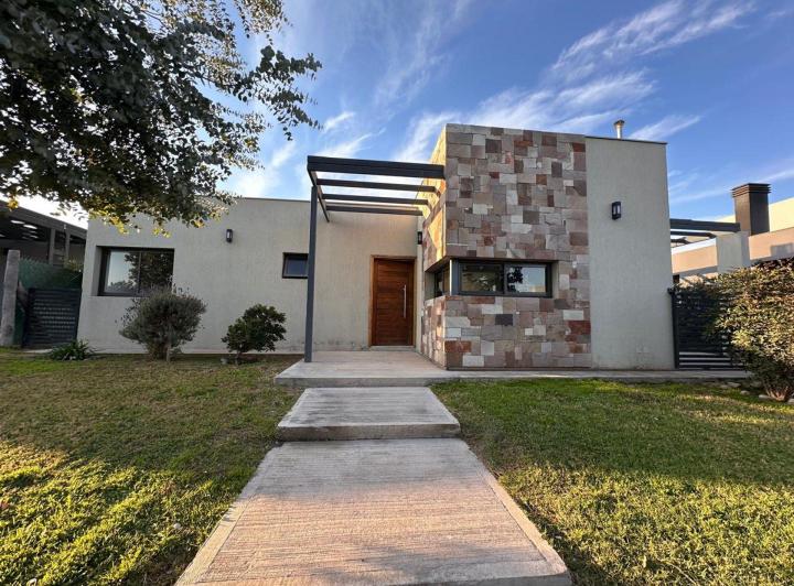 Casa · 170m² · 4 Ambientes · 2 Cocheras