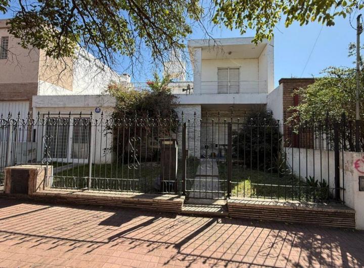 Casa · 169m² · 5 Ambientes · 1 Cochera