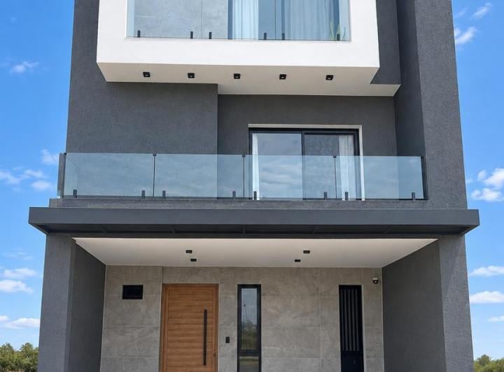 Casa · 217m² · 7 Ambientes · 2 Cocheras