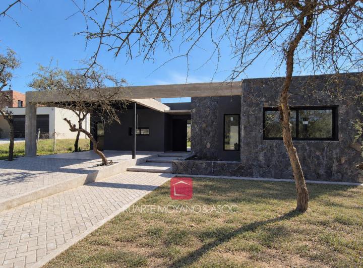 Casa · 1355m² · 7 Ambientes · 2 Cocheras