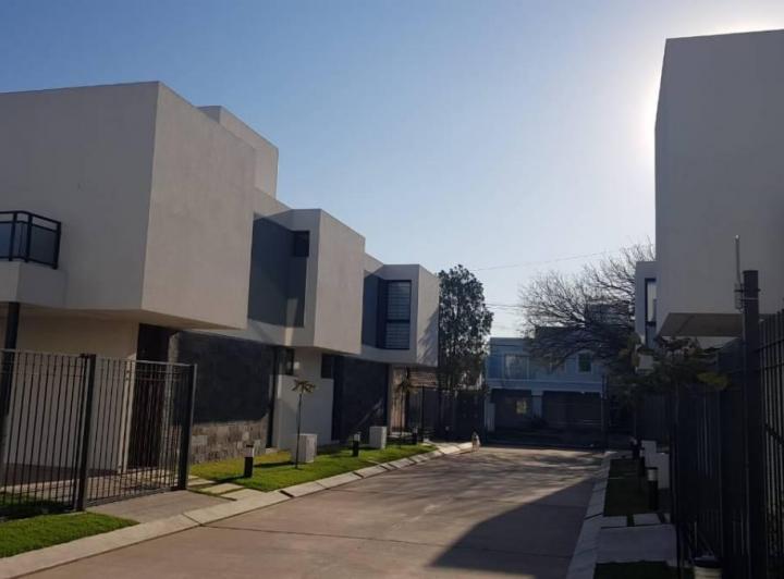 Casa · 165m² · 4 Ambientes · 2 Cocheras