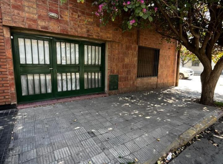 Casa · 180m² · 2 Dormitorios