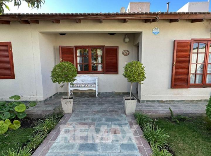 Casa · 169m² · 8 Ambientes · 1 Cochera