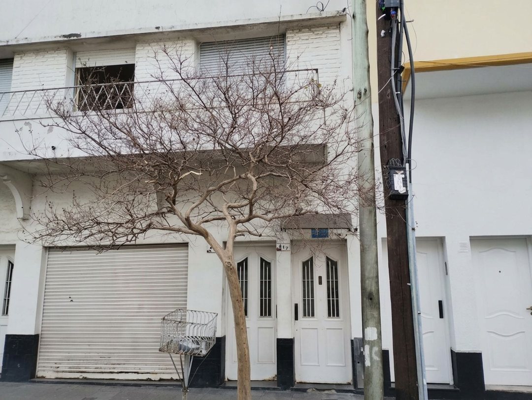 OPORT/PH AL FRENTE CON COCHERA. A RECICLAR. LANUS