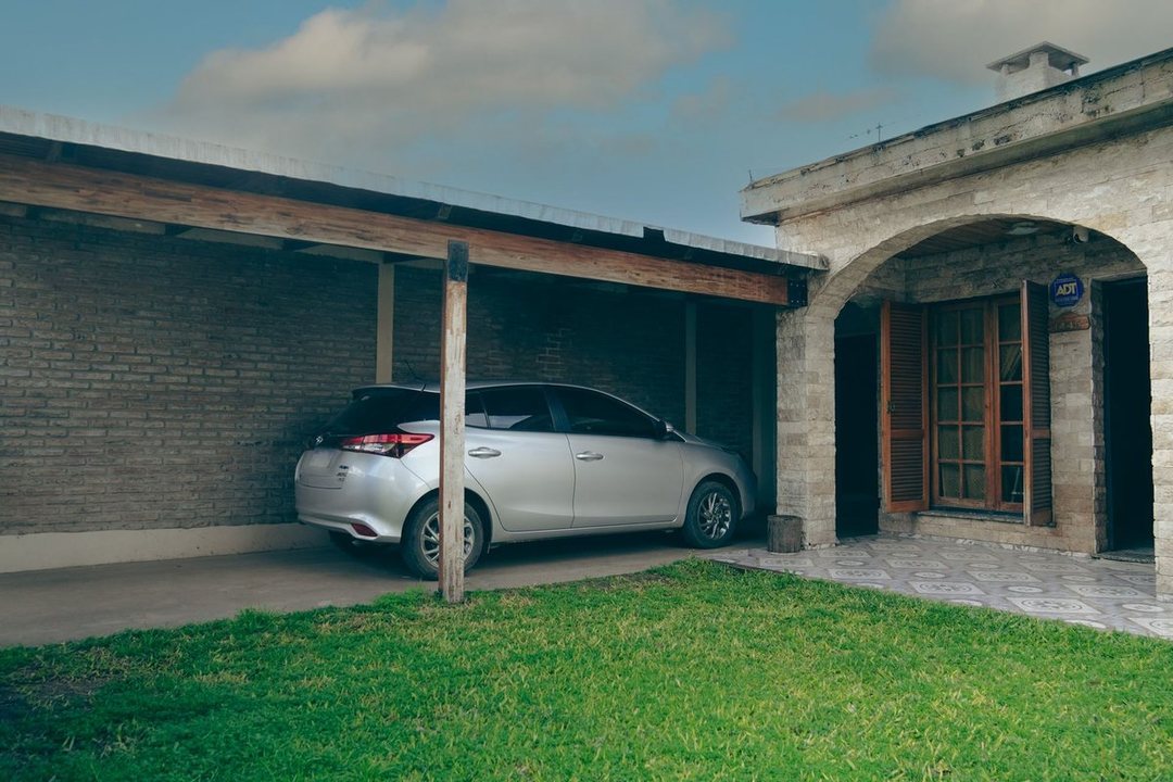 CASA EN VENTA 3 DORMITORIOS, QUINCHO Y PILETA