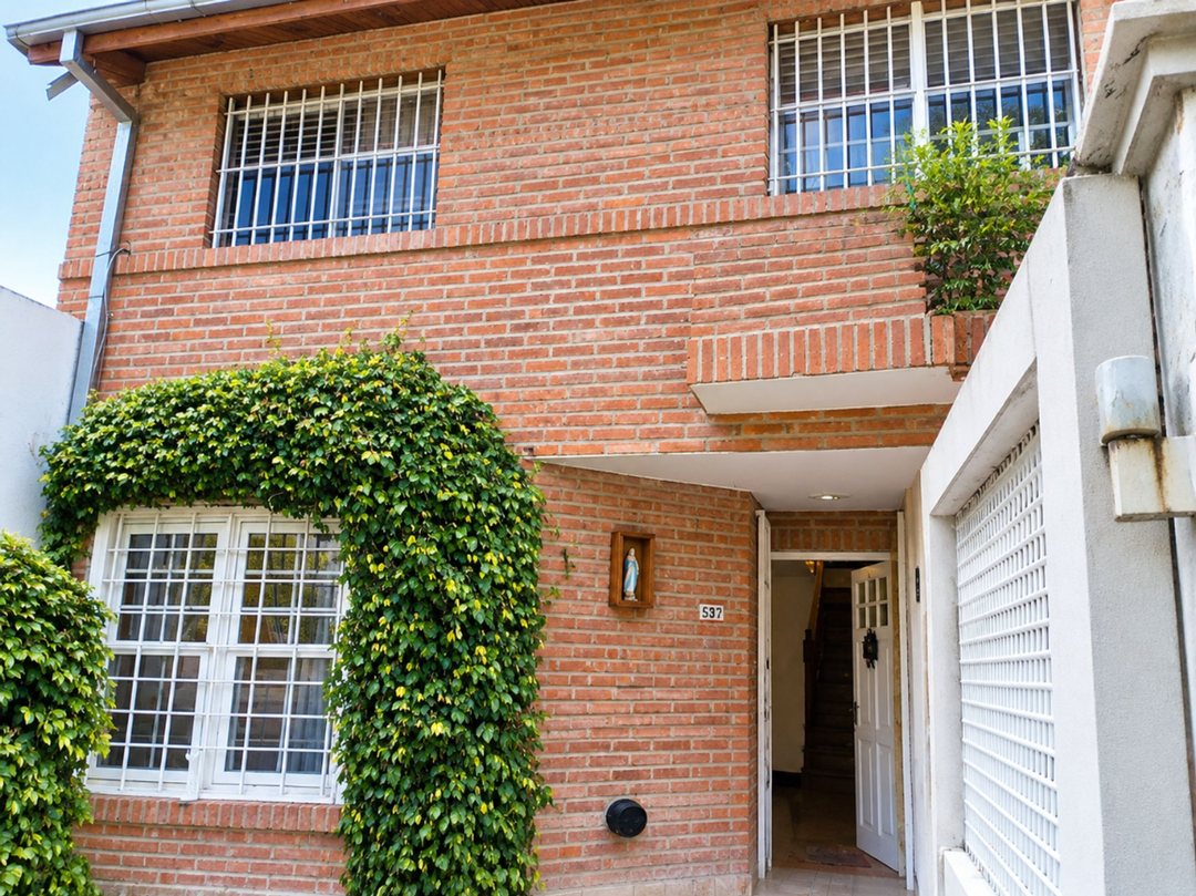 VENTA CASA TRIPLEX  6 AMBIENTES MARTINEZ PARRILLA