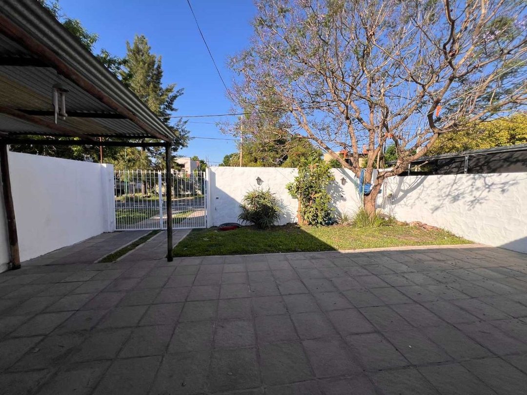 CASA EN VENTA EN MELCHOR ROMERO 2 DORMITORIOS