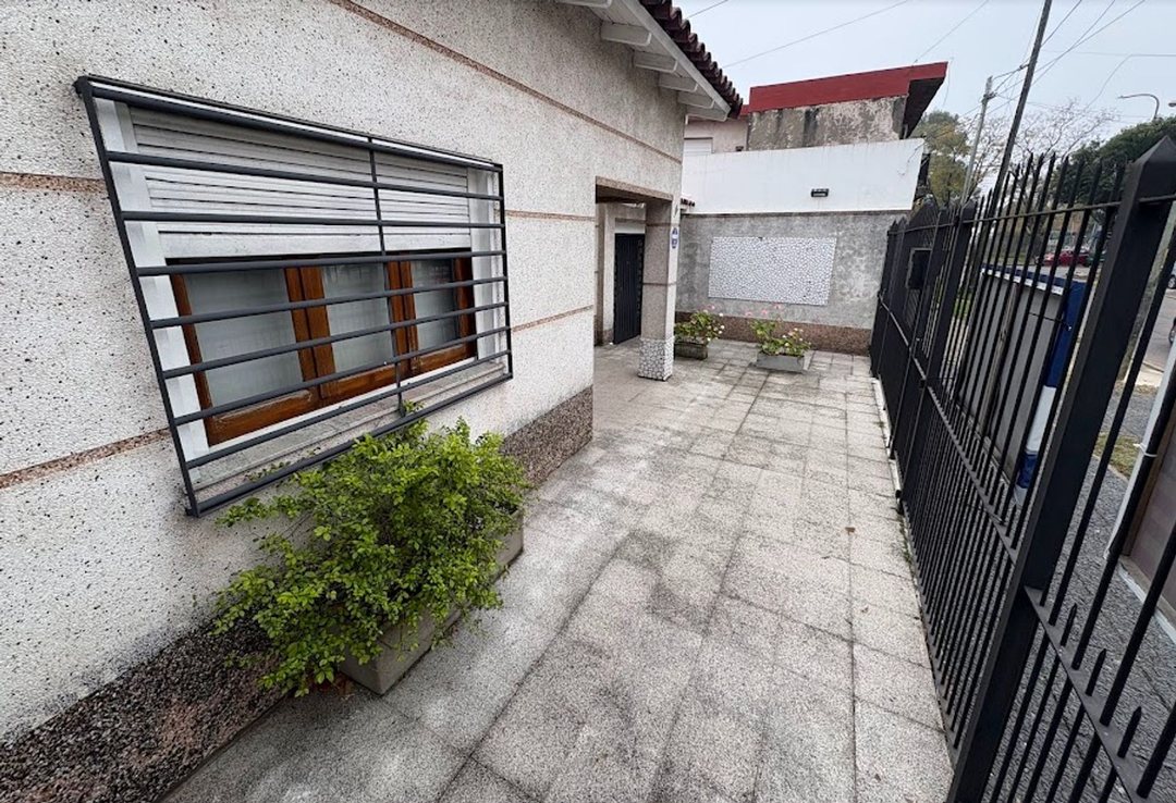 VENTA CASA 3 AMB. c/COCHERAS y PATIO en DON BOSCO.