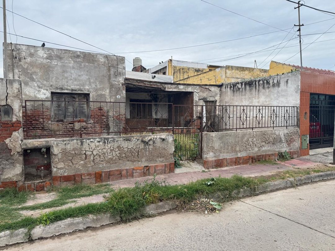 CASA A DEMOLER A UNA CUADRA DE PEDRO LEON GALLO