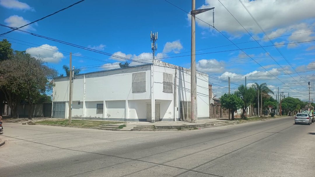 EN VENTA LOCAL COMERCIAL EN AV SOLIS