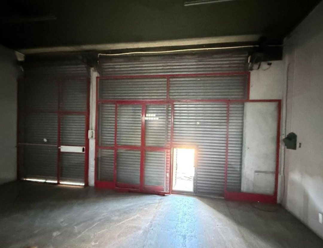 LOCAL COMERCIAL CON DOS PERCIANAS Y MARQUESINA
