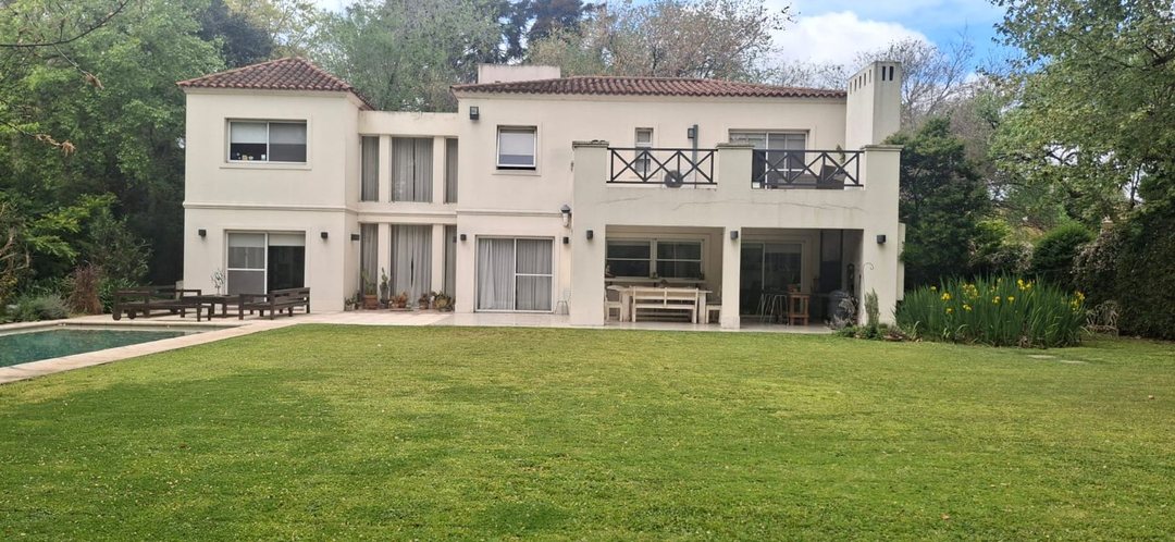 CASA UNICA, AMPLIO PARQUE, 5 HABITACIONES
