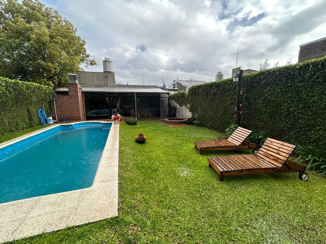 VENTA CASA 4 AMBIENTES CASTELAR SUR-PILETA-PERMUTA