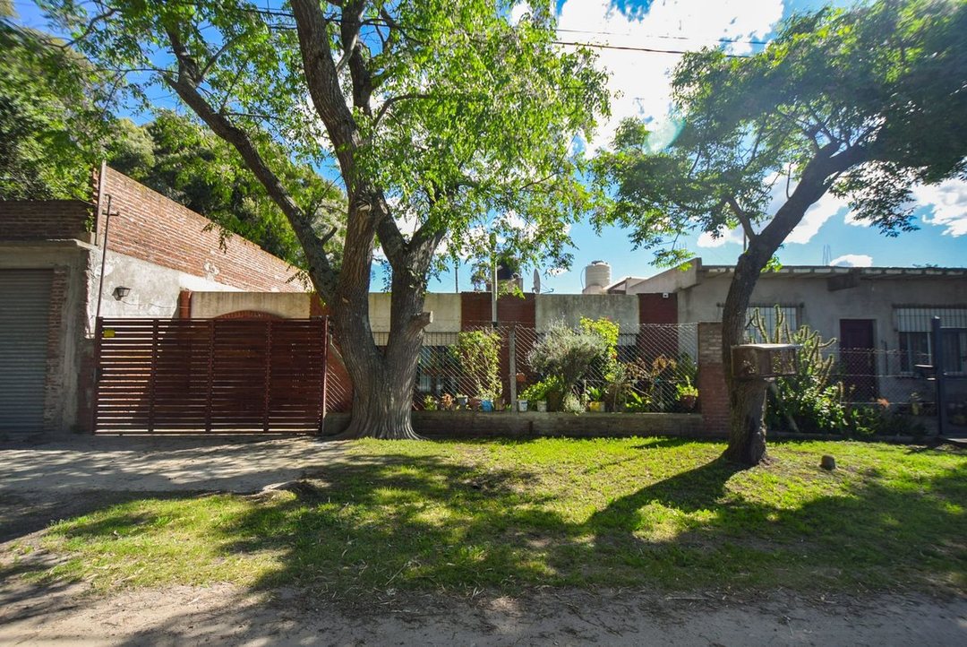 VENTA CASA 3 AMBIENTES GRAN PARQUE  Y GARAGE