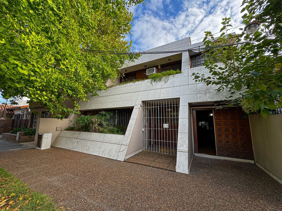 CASA CON PILETA 5 DORMI-VENTA-CASTELAR -APTO CREDI