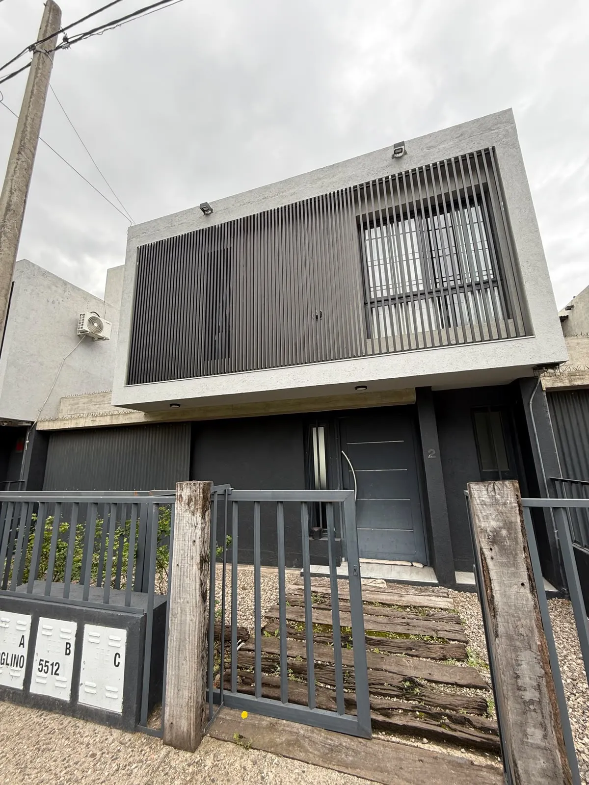 MERGER ALQUILA DUPLEX DE 3 DORMI, 3 BAÑOS, COCHERA DOBLE, PISCINA QUINCHO ZONA NORTE!