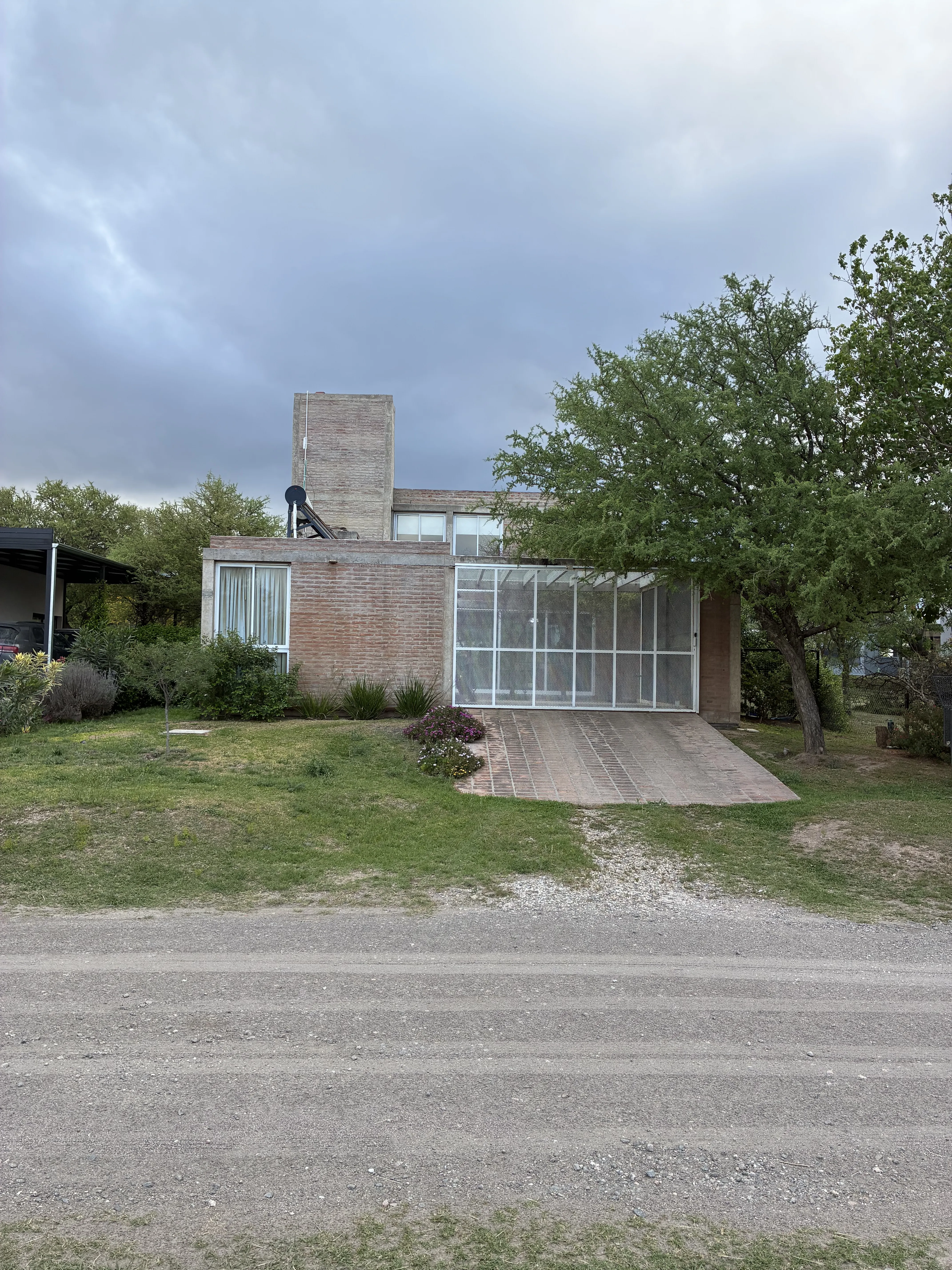 CASA VALLE DEL GOLF 3 DORMITORIOS 3 BAÑOS ESTILO BRUTALISMO DOS PLANTAS