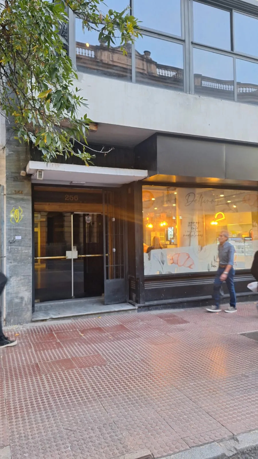 Se Vende Gran Departamento de 3 dormitorios, con Cochera, Bº Centro!!