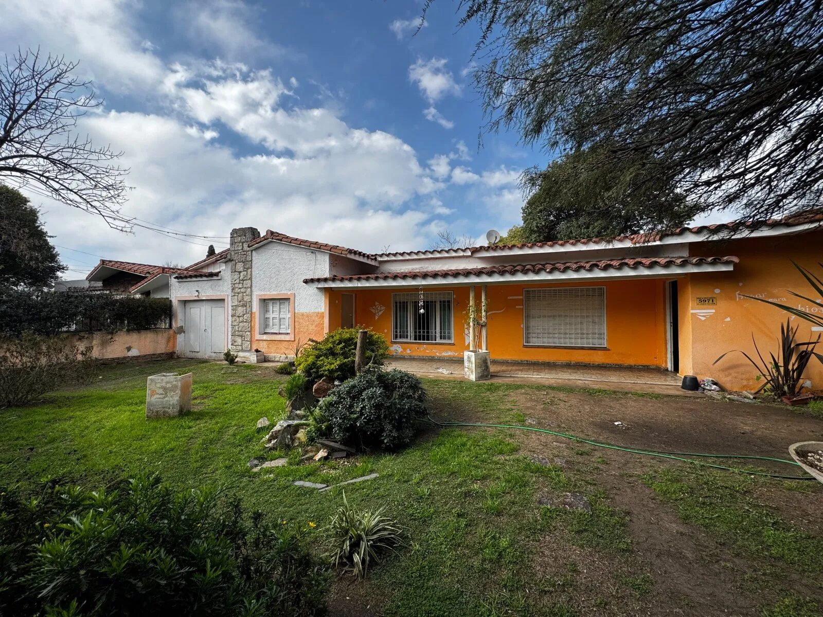 VENTA Casa Barrio Granja de Funes. 4 Dormitorios, 2 Baños, 250m2 cubiertos, documentos al dia.