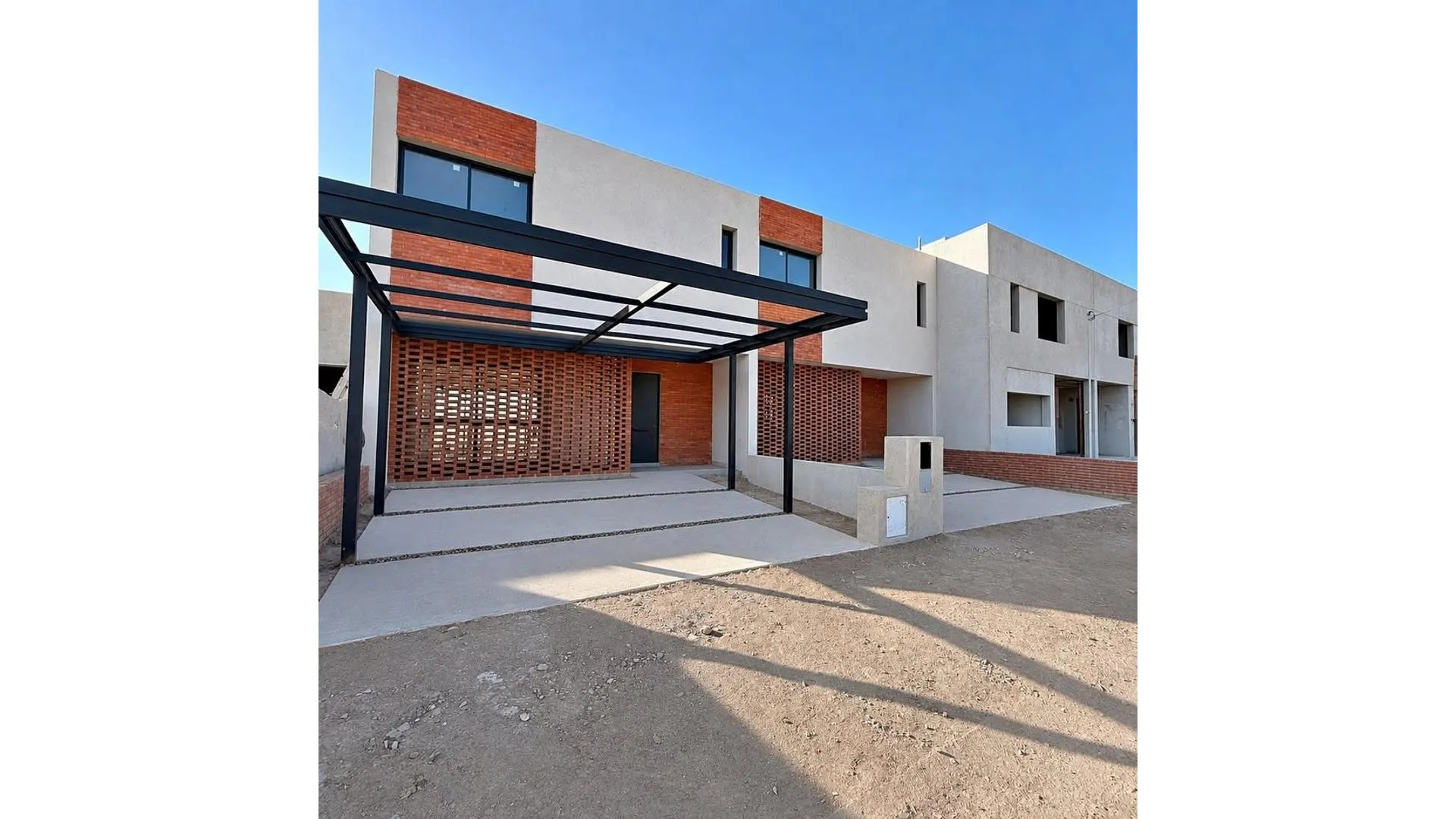 VENTA DUPLEX PAMPAS MANANTIALES 3 DORMITORIOS PATIO AMPLIO