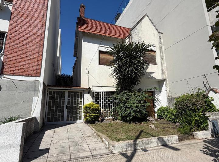 Casa · 210m² · 5 Ambientes · 2 Cocheras